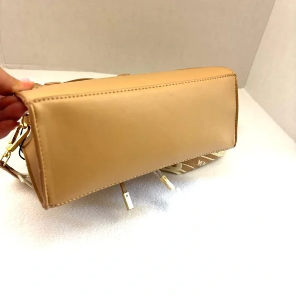 NWT Steve Madden Camel W/ Gold Chain Thick Strap Crossbody Bag - Picture 6 of 11